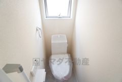 温水洗浄機付トイレです。節水機能もあるので、安心して使えますね。もちろん、1階2階の2ヶ所にトイレがあるので、忙しい朝にもゆとりができますね＾＾