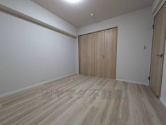 6.1帖。主寝室としてお使いいただけそうなこちらのお部屋は、日当たりが良く、爽やかな風を感じて起きる朝は、快適生活の始まりに。 