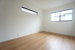 主寝室としてお使いいただけそうなこちらのお部屋は、日当たりが良く、爽やかな風を感じて起きる朝は、快適生活の始まりに。