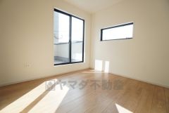 2面採光を確保した明るい室内は、風通しも良く、大変居心地の良い空間となっております。日当たりがよく、子供部屋としての利用もおすすめ。