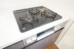 3種類の料理が同時に調理できる、3口ガスコンロ。忙しい夕食の支度時間が短縮できて効率よくお料理が楽しめます。