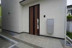 玄関扉にスリットのある明るい玄関です＾＾ 屋根があるので雨の日も安心してカバンの中から鍵が探せますね＾＾ 宅配ボックス付き＾＾ 