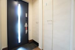 壁一面に設けた大容量のシューズクローゼットは実用性と機能性を兼ね備えています。急な来客でも、いつも整頓された玄関でお出迎えができます。