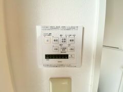 浴室暖房乾燥機には、暖房、乾燥、涼風、換気の4つの機能が付いています。タイマー付きです。換気・雨の日の洗濯も安心です＾＾