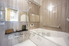 1日の疲れを癒すくつろぎのバスルーム。雨の日のお洗濯にも嬉しい浴室乾燥付き。換気機能付きなのでお風呂のカビ予防にもなります＾＾ 