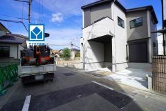 前面道路は南西側約5.7ｍの公道に面しています。