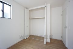 5.2帖。住む人のこだわりを活かす洋室＾＾広めのクローゼットもあり荷物もすっきり片付けられ、ゆとりのある暮らしが出来ます＾＾
