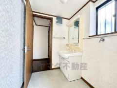 洗面化粧台です＾＾ランドリースペース上部には窓も付いており換気に便利です＾＾ 脱衣スペースも広々と確保されていて嬉しいですね＾＾ 