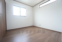 2面採光を確保した明るい室内は、風通しも良く、大変居心地の良い空間となっております。日当たりがよく、子供部屋としての利用もおすすめ。