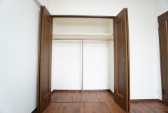 洋室にはハンガーパイプ付きのクローゼットが設けられています。たっぷり収納できるので衣替えの心配もいりませんね＾＾ 全居室収納付き。 