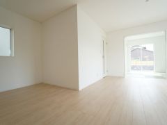 大きな掃き出し窓のあるリビングは、陽光あふれる明るい空間です。ゆったりと寛げる憩いの場となりそうです。