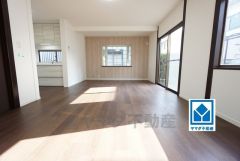 16.5帖。家族が集まる開放的なリビング。思い思いの時間を過ごしたり食事をしたり、素敵な団らんの場になりますね。