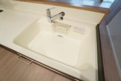広々としたシンクには、洗剤やスポンジを収納出来るラック付き。