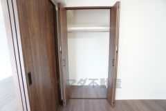 洋室にはハンガーパイプ付きのクローゼットが設けられています。たっぷり収納できるので衣替えの心配もいりませんね＾＾