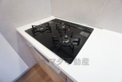 3種類の料理が同時に調理できる、3口ガスコンロ。忙しい夕食の支度時間が短縮できて効率よくお料理が楽しめます。 