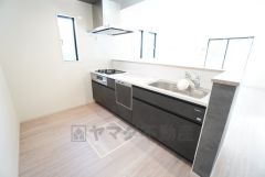 対面式キッチンなのでリビングにいるご家族とコミュニケーションを取りながら洗い物や、お料理が楽しめそうですね＾＾ 