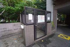 しっかりと扉の閉まるゴミ置き場。ゴミが散らかる心配もありません。エントランスの外まで管理が行き届いた綺麗なマンションです。