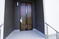 家の顔となる玄関扉がかっこいいと、たくさんの人を招き入れたくなりますね＾＾
