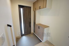 玄関扉にスリットのある明るい玄関です＾＾たっぷり収納できるシューズボックス付きなので、家族全員の靴がきれいに整頓できます。手摺りも付いています＾＾ 