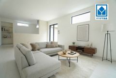 家具はイメージです。大きな窓のあるリビングは、陽光あふれる明るい空間です。居心地良く、ご家族皆がゆったり寛げる憩いの空間となりそうです。