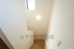 お子様も高齢の方も安心して上り下りができる手摺がついた安心設計です。 階段には小窓を配置しました。日中でも暗くなりがちな階段下が明るくなり安全ですね。