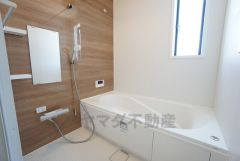 1日の疲れを癒すくつろぎのバスルーム。足を伸ばしてもゆったりと入れるサイズです。お子様と一緒にお風呂に入っても狭くないですね^^