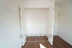 洋室にはクローゼットが設けられています。たっぷり収納できるので衣替えの心配もいりませんね＾＾