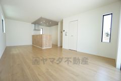 リビングは広々とした設計で、家族が集い、寛ぐ暮らしの空間を演出しています。思い思いの時間を過ごしたり、家族みんなで食事をしたり、素敵な団らんの場になりますね。
