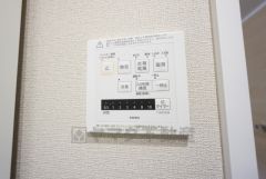 浴室暖房乾燥機には、暖房、乾燥、涼風、換気の4つの機能が付いています。タイマー付きです。換気・雨の日の洗濯も安心です＾＾