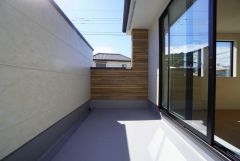 陽当たりの良いバルコニーです。お洗濯やお布団干しはもちろん、日光浴スペースにも。足元は防水工事施工済です。
