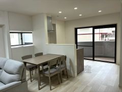 家族が集まる開放的なリビング。思い思いの時間を過ごしたり食事をしたり、素敵な団らんの場になりますね。