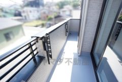陽当たりが良さそうな南向きバルコニー。