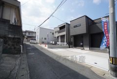 前面道路は東側約4ｍの公道に面しています。