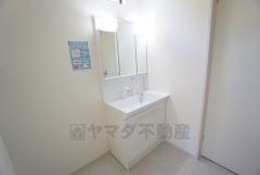 三面鏡裏収納付き洗面化粧台です＾＾ 歯磨きセットやスキンケア用品などの収納に便利ですね。