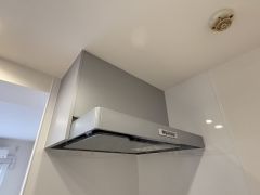 コンロ上には換気扇完備＾＾調理時の蒸気や匂いが換気扇に誘導され、効率的に排煙ができます＾＾