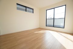 主寝室としてお使いいただけそうなこちらのお部屋は、日当たりが良く、爽やかな風を感じて起きる朝は、快適生活の始まりに。