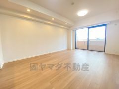 ご家族で団らんの時間を過ごすリビングダイニング。
