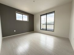 主寝室としてお使いいただけそうなこちらのお部屋は、日当たりが良く、爽やかな風を感じて起きる朝は、快適生活の始まりに。