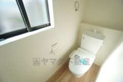 1階2階の2ヶ所にトイレがありますので、忙しい朝にも家族に気を使わず、ゆとりが生まれますね＾＾ 小窓付きで換気する時に便利です＾＾
