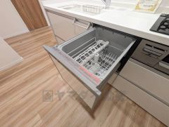 炊事時間を大幅に短縮できる食器洗浄乾燥機付き＾＾食器を洗う手間が減るので家族とのコミュニケーションの時間や自分の時間が増えますね。 