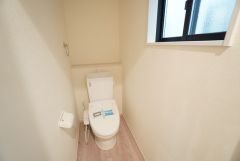 1階2階の2ヶ所にトイレがありますので、忙しい朝にも家族に気を使わず、ゆとりが生まれますね＾＾ 小窓付きで換気する時に便利です＾＾