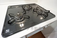 3種類の料理が同時に調理できる、3口ガスコンロ。忙しい夕食の支度時間が短縮できて効率よくお料理が楽しめます。