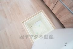 キッチンに床下収納があります。長期保存ができるもの、調理器具、防災グッズを入れておくのもいいですね。