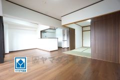 家族が集まる開放的なリビング。思い思いの時間を過ごしたり食事をしたり、素敵な団らんの場になりますね。