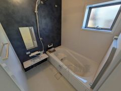 1日の疲れを癒すくつろぎのバスルーム。足を伸ばしてもゆったりと入れるサイズです。お子様と一緒にお風呂に入っても狭くないですね＾＾