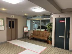 エントランスホールにベンチ付き。業者との短時間の打ち合わせ、住人同士の交流の場としても活用できます。