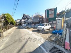 前面道路は西側約4.3ｍ、北側約3.8ｍの公道に面しています＾＾