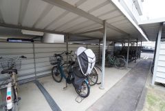 屋根付き駐輪場なので、雨の日も自転車を安心して保管できます。通勤・通学に自転車を使う方にも便利です＾＾