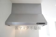コンロ上には換気扇完備＾＾すぐ横に小窓が設けられているので、換気扇と合わせてWで換気できます＾＾