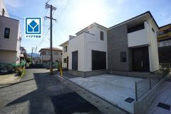 前面道路は南東側約4ｍの公道に面しています＾＾流行に左右されないベーシックなカラーリングは、永住にふさわしい佇まいです。